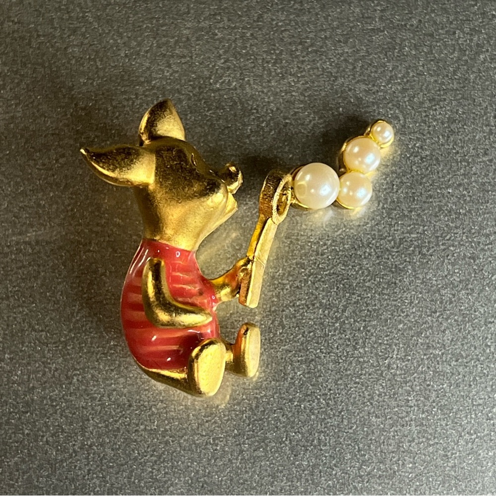 Walt Disneys Winnie the Pooh Gold Tone Piglet Blowing Bubbles Brooch Pin